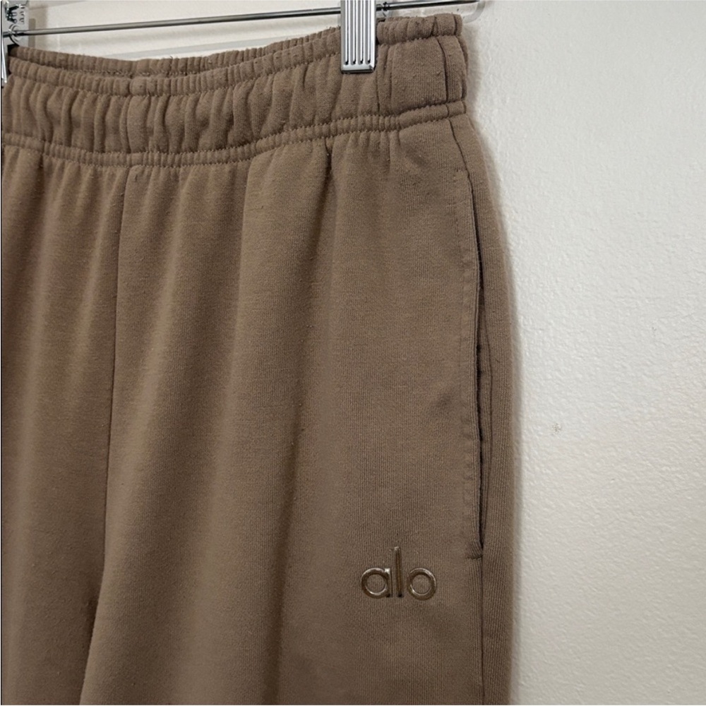 ALO Yoga Accolade Straight Leg Sweatpants in Gravel - Picture 3 of 8